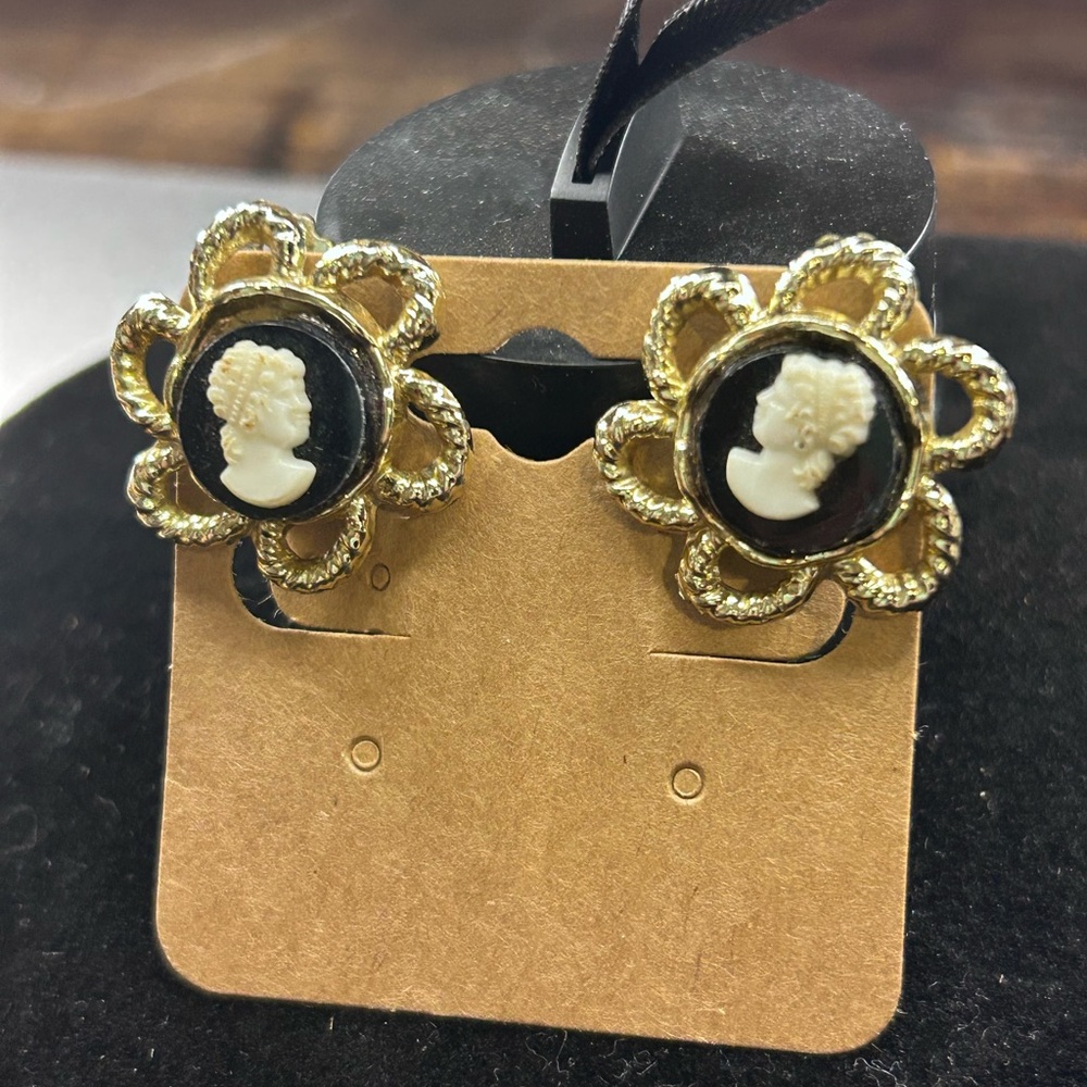 Elegant Gold and Black Cameo clip on Earrings